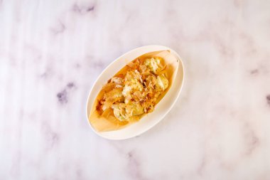 Zeppole, gri arka planda, İtalyan fast food 'unun üst görüntüsünde servis edilmektedir.