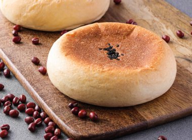 Tahtada servis edilen kırmızı fasulyeli çörekler turuncu arka planda izole edilmiş Hong Kong kafe pişmiş yemek tatlısı.