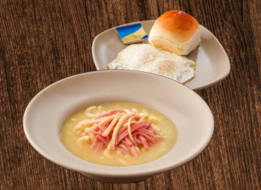 Imitasyon dilimlenmiş deniz kulağı ve jambonlu sandviç ve Hong Kong yemeklerinin arka planında servis edilen yumurta omleti.