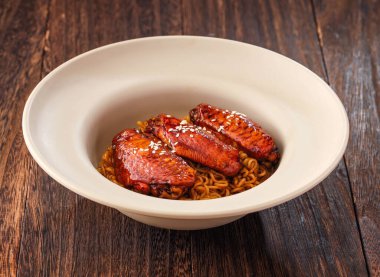 Hong Kong yemeklerinin arka planında yalıtılmış olarak servis edilen tavuklu erişte.