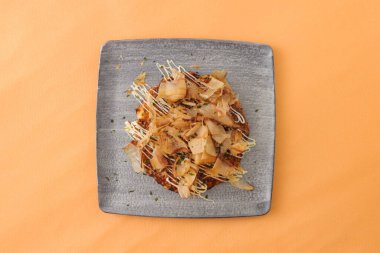 Ahtapot Okonomiyaki arka planda Japon aperatiflerinin üst görüntüsünde izole bir şekilde servis edilir.