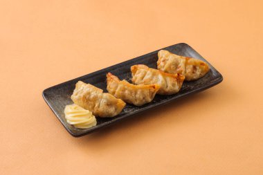 Kızarmış Fransız köfteleri Japon yemeklerinin arka planında izole bir şekilde servis edilir.