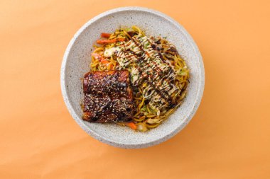 Kansai kızarmış erişteli yılan balığı Japon yemeklerini arka planda izole bir şekilde servis edilir.