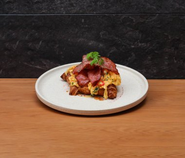 Tahta masa başında İtalyan fast food manzarasında servis edilen kişniş soslu POPULUS SRAMBLE.