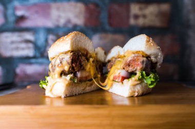 Peynirli sandviç, peynirli, mayonezli, marullu, domatesli ve soğanlı tahtadan yapılmış sağlıksız abur cubur.