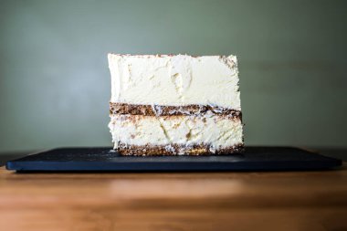 Güvertede servis edilen tiramisu keki, yemek masası manzaralı, tatlı İtalyan kahvesi.