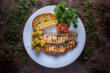 Tabakta servis edilen Petto Di Pollo Grigliato İtalyan yemeklerini tek başına masaya koydu.