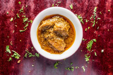 Tavuk Jhal Fry korma karahi ya da kızarmış tavuk köri. Arka planda, Bangladeşli, Hint ve Pakistanlı yemeklerinin üst görüntüsünde izole bir şekilde servis ediliyor.