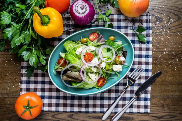 Yeşil salatayı ıspanaklı, peynirli, zeytinli, kirazlı, domatesli, soğanlı, biberli, kişniş, bıçaklı ve çatallı salata peçetede servis edilir.