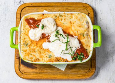 Wagyu Bifteği ve Burratta Lazanyası arka planda İtalyan yemeklerinin üst görüntüsünde servis edilir.