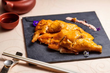 Himalaya kaya tuzu kızartılmış tavuk ve yemek çubukları Hong Kong yemeklerinin arka planında servis edilir.