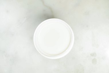 Gri arka planda Asya içeceğinin üst görüntüsünde izole edilmiş fındık ezmesi.