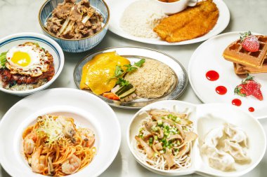 Kemiksiz Hainanese tavuğu pilavı, kızarmış yumurtalı barbekü domuz eti, karidesli spagetti, körili balık filetosu, UMAI biftekli Donburi, domuz boynuzlu pirinç eriştesi, buharda pişirilmiş hamur köftesi, çilekli waffle Asya yemekleri.