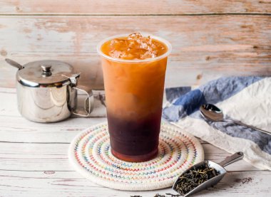 Buzlu karpuz, limonlu çay, şeker tenceresi ve kaşık ile servis edilen tek kullanımlık bardakta Hong Kong çayı masasının yanında izole edilmiş.