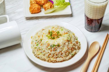 Yumurta Kızarmış Pirinç, Dans eden Sakura Karidesi, Kızarmış kalamar topları, Tayvan kırmızı fasulye buzlu çayı Tayvan yemeği arka planında izole edilmiş mermer tabakta servis edilir.