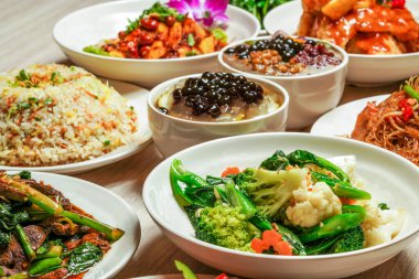 Asya yemekleri, yumurtalı pilav, sotelenmiş domuz ciğeri, sebzeler, karıştırılmış pirinç vermicelli, tatlı ekşi balık filetosu, salya tavuğu, taro topları çim jölesi, Honey Lemon Aloe vera boba