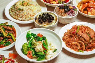 Çeşitli Çin mutfağı, yumurta kızartması, sauteed domuz ciğeri, karışık sebze, kızarmış pirinç vermicelli, tatlı ekşi balık filetosu, salya tavuğu, taro topları, ballı limon Aloe vera boba