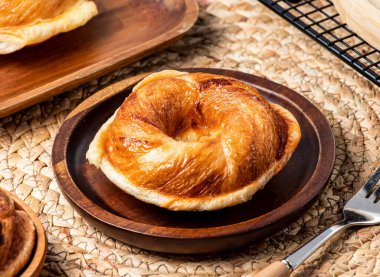 Tahta tabakta servis edilen peynirli çörekler, Tayvan tatlısının masa kenarında izole edilmiş.