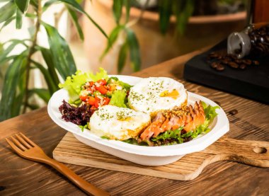 Salata Kutusu Tütsülenmiş Ördek Göğüs Salatası, güneşli tarafı kızarmış yumurta, domatesli marul, Tayvan yemeği masası manzarasında izole edilmiş.