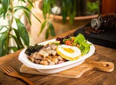 Tayvan usulü pişmiş yumurta, domates, marul salatası ve Tayvan usulü pişirilmiş yemeğin yanında servis edilen tuzlu domuz eti.