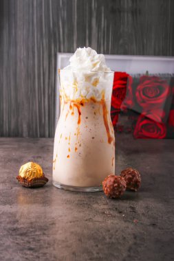 Ferrero Rocher çikolatalı milkshake, krema ve karamel soslu, arka planda izole edilmiş, sağlıklı ve lezzetli bir içecek.