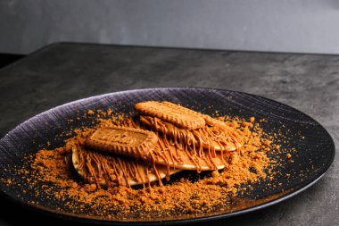 Fındıklı nilüferli çikolata fındıklı krep üzerine fındıklı çikolatalı kurabiyeler.