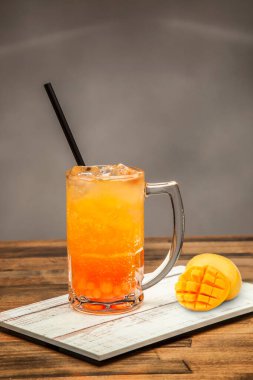 Mango Mojito Soda 'yı köpüklü çay, inciler ve buzlu bardakta servis edilir. Ahşap masa kenarında soğuk içecek manzarası izole edilmiştir.