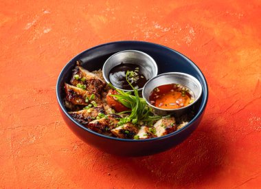 Hickory Bbq Pork Porly Rice Bowl. Sos izole edilmiş turuncu arka plan manzaralı fast food.