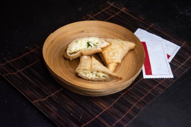 Samosa peyniri ya da Samucha sosu ahşap tabakta servis edilir. Bangladeş fast food 'un arka planında izole edilmiş.