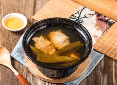 Tayvan yemeğinin peçete tarafından izole edilmiş kâsede servis edilen kabuklu Chili Tavuk Çorbası.