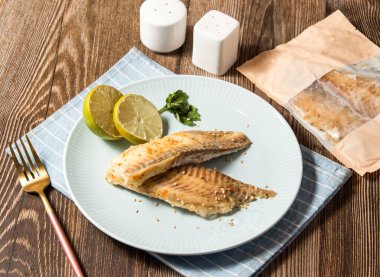 Tayland limonu Shufei Snapper balığı ve kırmızı biber. Tayvan yemeğinin peçete tarafından izole edilmiş tabakta servis ediliyor.