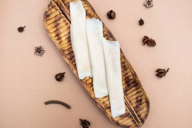 Patishapta tahtanın üzerinde servis yapıyordu. Kahverengi arka planda. Hint, Pakistanlı ve Bangladeş yemeklerinin üst görüntüsünde.