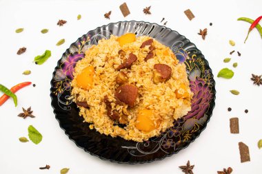 Tabakta servis edilen Biryani Rice bifteği Hint, Pakistanlı ve Bangladeş baharatlı yiyeceklerinin beyaz arka plan görüntüsünü izole etti