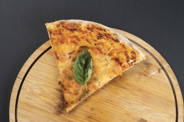 Klasik Margherita pizzası. Domates soslu, mozzarella peynirli ve fesleğen yapraklı. Tahta tahtaya izole edilmiş.