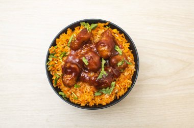 Tabakta servis edilen tatlı ve ekşi tavuk Hint ve bangladeş yemeklerini masalarda izole eder.