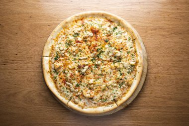 Yumuşak tavuklu kremalı tavuk ve ahşap tahtada servis edilen kremalı beyaz sos İtalyan kuzeninin arka plan manzarasında izole edilmiş.