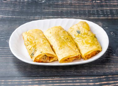 Karides ve fasülye rulosu, Hong Kong 'un ahşap masa manzarasına izole edilmiş tepside servis edilir.