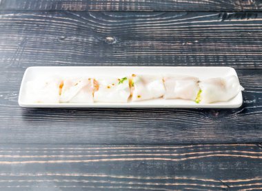 Karides bağırsakları tepside servis edilir. Tahta masa kenarında Hong Kong yemeklerinin görüntüsü izole edilir.