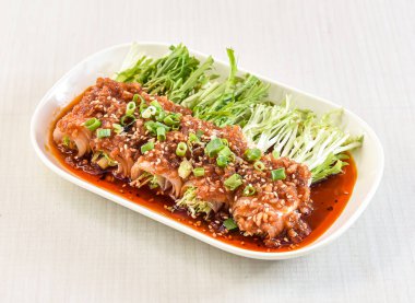 Yeşil soğan ve susamlı sarımsaklı rulo sarımsak Hong Kong yemeklerinin beyaz arka planında izole edilmiş tepside servis edilir.