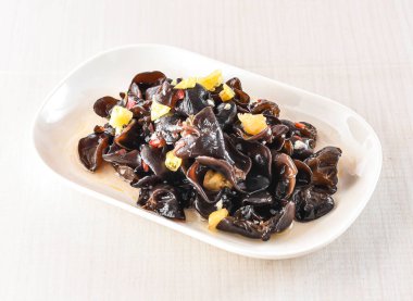 Sıcak ve ekşi bulut mantarı, Hong Kong yemeklerinin beyaz arka planda izole edilmiş tepside servis edilir.