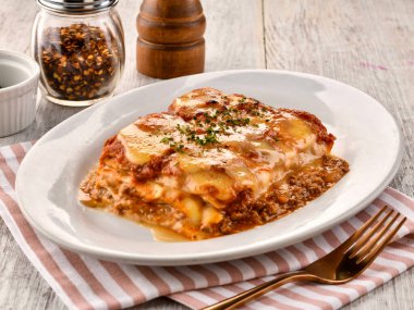 Lazanya al RAGU lazanya et sosu ile servis edilir ahşap masa tarafında İtalyan fast food manzarası