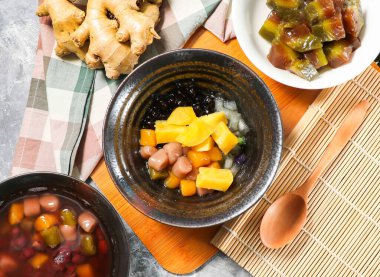 Tayvan Zencefil Suyu, Tatlı Patates ve Ginger Tatlısı çorba ile servis edilir. Tahta tahtada izole edilmiş kaşık ile geleneksel Asya tatlısının üst görüntüsü Tayvan yemeği için mükemmeldir.