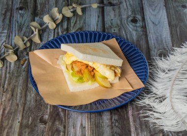 Tayvan kahvaltısı elmalı domuz pastırmalı yumurta tostu. Tahta arka planda Tayvan yemeği manzarası ile izole edilmiş.