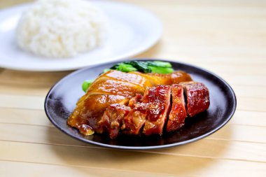 Kızarmış ördek eti, tabakta servis ediliyor. Hong Kong yemeklerini yakından görebilmek için.