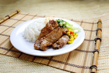 Pirinçli domuz pirzolası, yumurtalı omlet ve sou sosu Hong Kong yemeklerini yakın çekim masasında servis edilir.