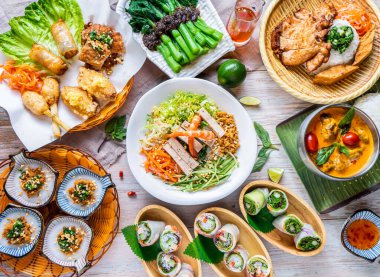 Vietnam aperatifi tabağı, Çin brokoli, Vietnam pilav rulosu, Tayland kırmızı köri, limonlu domuz pirzolası, buğulanmış pirinç keki.