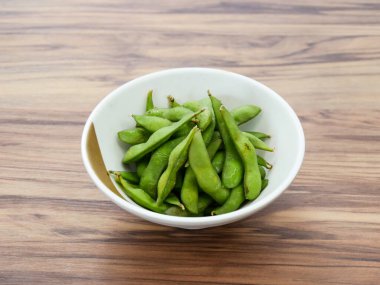Kozalarda servis edilen edamame soya fasulyesi Japon yemeklerinin en üst katında izole bir şekilde.