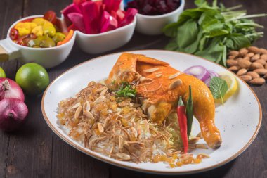 Kabsa Biryani tavuğu, aromatik Arap mutfağının ahşap masa manzarasında servis edilen fındıklı pilav.