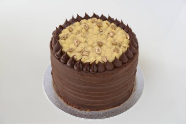 Dekoratif kremalı çikolatalı pasta. Çikolata ve krema katmanlı. Kutlamalar için mükemmel bir pasta.