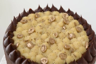 Dekoratif kremalı çikolatalı pasta. Çikolata ve krema katmanları. Kutlamalar için mükemmel cafe keki yan görüntüsü.